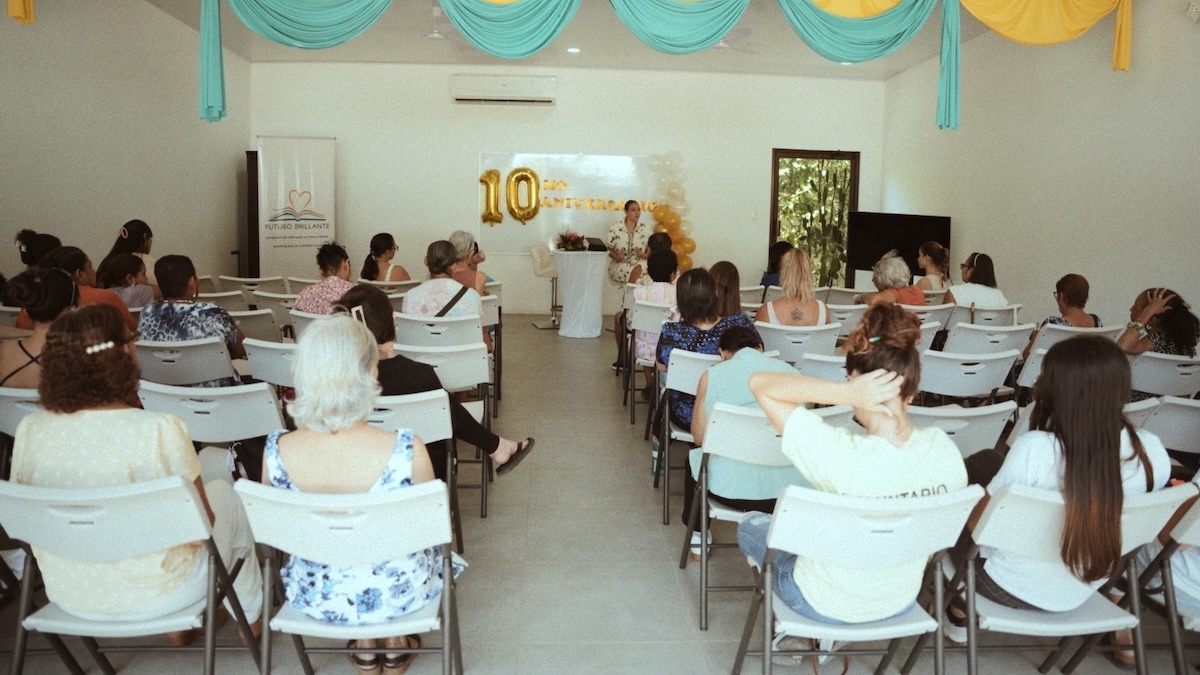 Mujeres de la comunidad participan en Raíces en Conexión durante el 10.º aniversario de Fundación Futuro Brillante en Matapalo